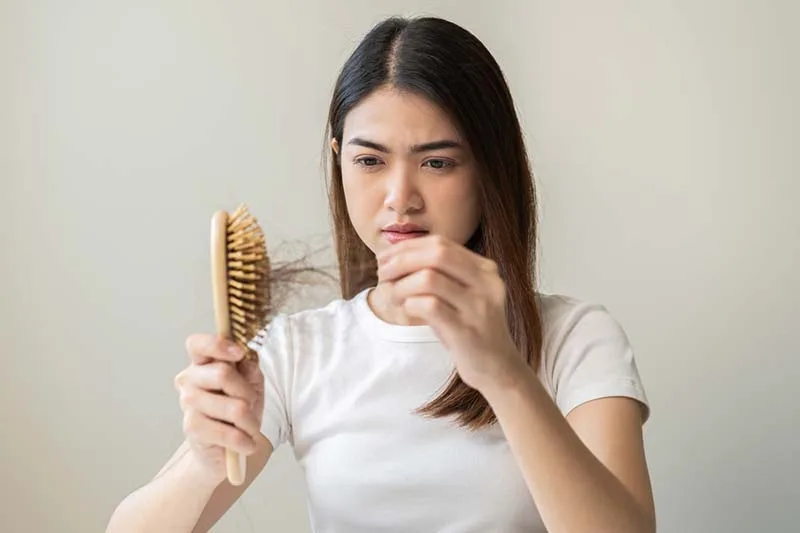 Tóc rụng nhiều là bị gì? Nguyên nhân, dấu hiệu và cách khắc phục hiệu quả