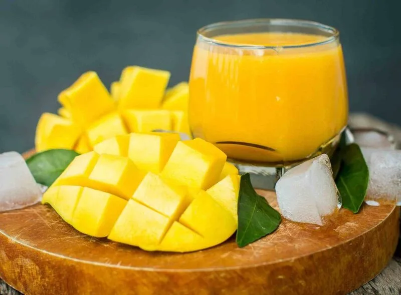 Xoài nguyên miếng thường giữ lại chất xơ tốt hơn và dễ kiểm soát khẩu phần hơn so với nước ép xoài.