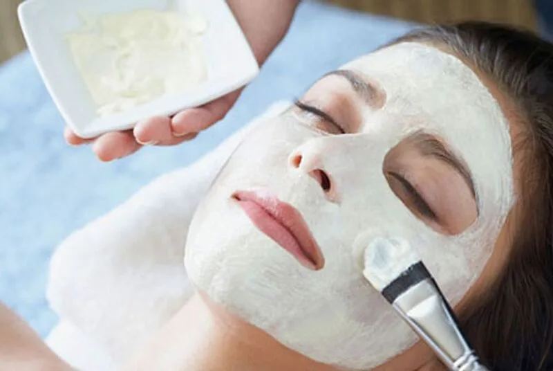 Nha đam kết hợp sữa chua không đường tạo thành hỗn hợp mặt nạ mềm mịn, dễ thoa lên da