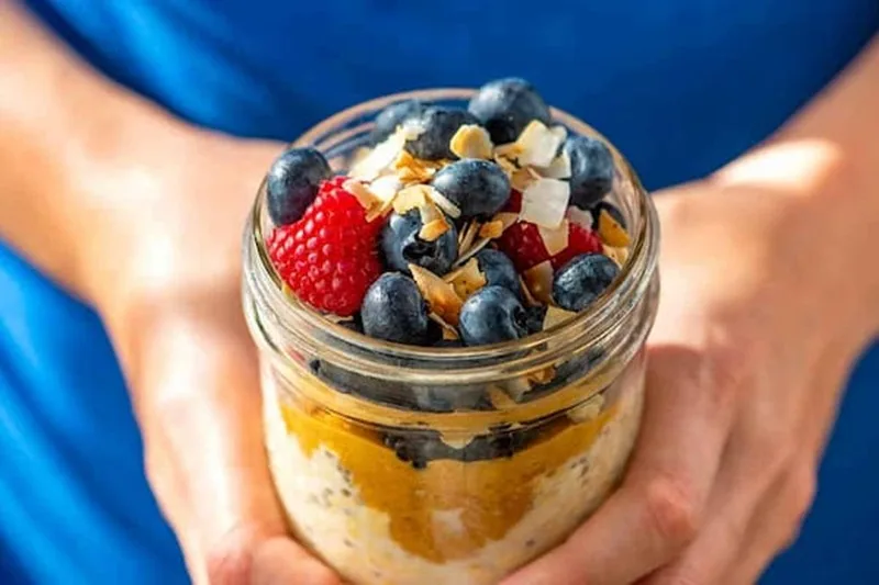 Yến mạch ngâm qua đêm (Overnight Oats) – giải pháp bữa sáng lý tưởng cho người ăn kiêng.