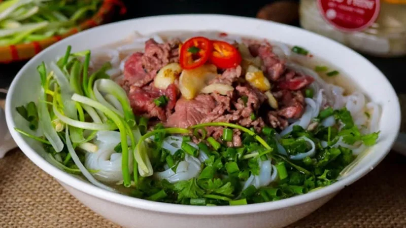 Nuông chiều vị giác cả nhà dịp cuối tuần với món ăn sáng ngon tại nhà như phở bò tái lăn.