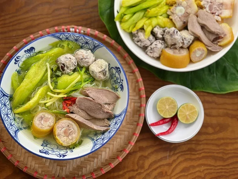 Sơ chế sẵn nguyên liệu từ tối hôm trước giúp việc nấu ăn sáng tại gia trở nên nhẹ nhàng.