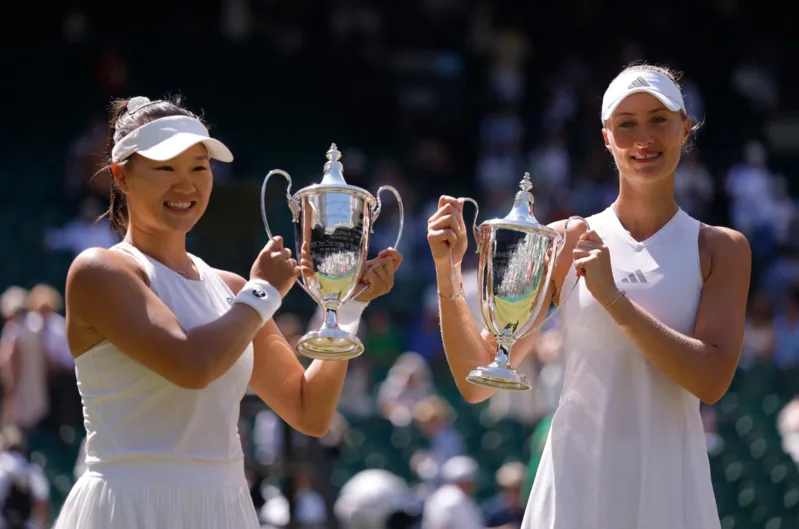 Hanyu Guo và Kristina Mladenovic đăng quang đôi nữ bằng khả năng trả giao bóng và phối hợp hiệu quả.