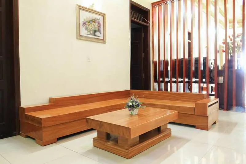 Nâu gỗ và vàng nhạt tạo nền ổn định, trong khi cam đất có thể làm điểm nhấn cho góc làm việc.