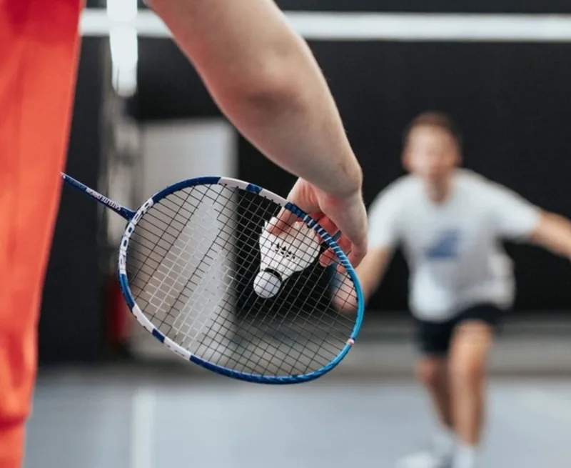 Theo luật giao cầu lông BWF, toàn bộ quả cầu phải ở dưới mức 1,15 m tại thời điểm vợt tiếp xúc cầu.