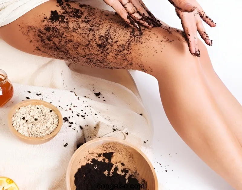 Bã cà phê thường phù hợp hơn với các vùng da cơ thể dày như tay, chân, đầu gối