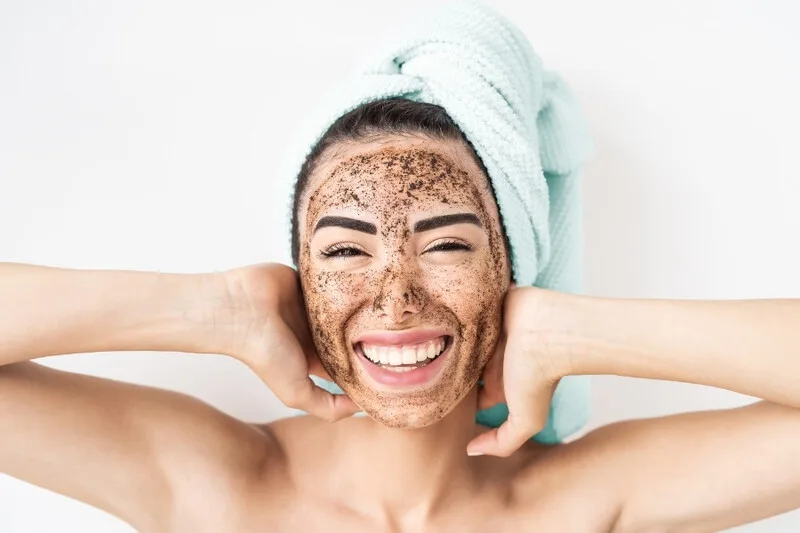 Tẩy tế bào chết bằng bã cà phê có thể giúp bề mặt da cảm giác mềm mại và mịn màng hơn.