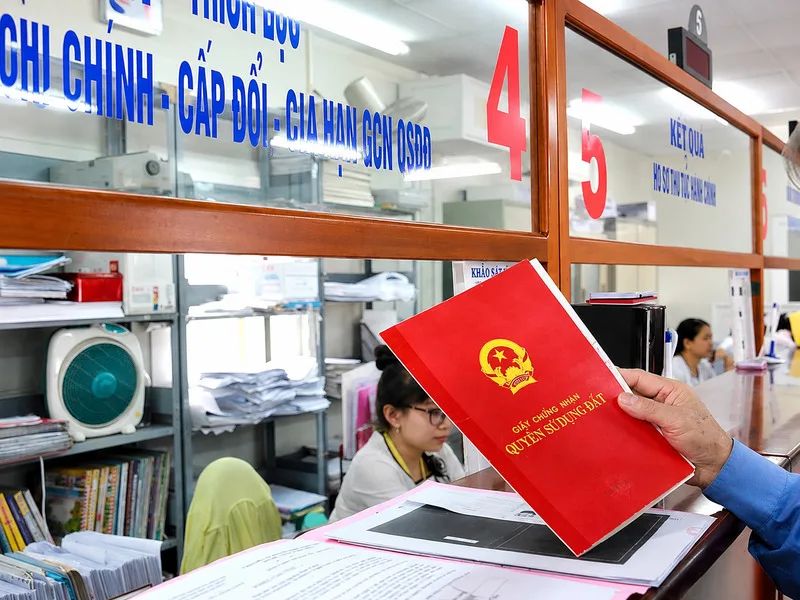 Người nhận chuyển nhượng kiểm tra thông tin trên Giấy chứng nhận sau khi hoàn tất thủ tục sang tên.