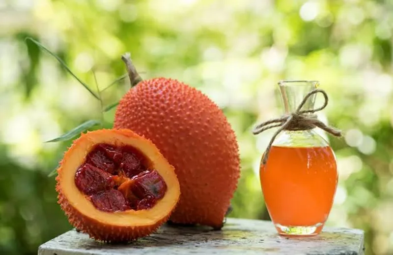 Thành phẩm dầu gấc tự làm đựng trong hũ thủy tinh kín đáo.