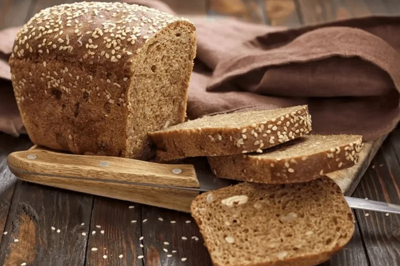 Bánh mì nguyên cám chứa hàm lượng chất xơ dồi dào, giúp tạo cảm giác no lâu hơn so với bánh mì trắng.