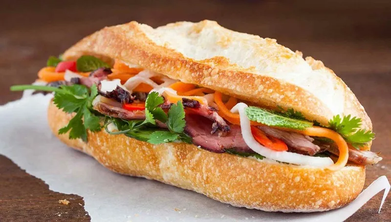 Phần nhân thịt, pate và sốt mayonnaise làm gia tăng tổng lượng calo trong một ổ bánh mì kẹp.
