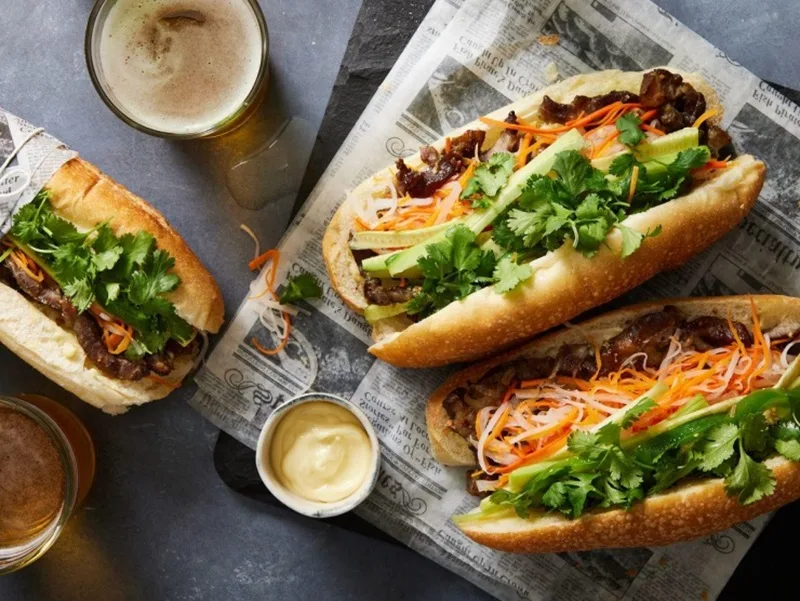 Tăng cường rau xanh và ưu tiên nhân protein nạc giúp cân bằng dinh dưỡng cho bữa ăn.